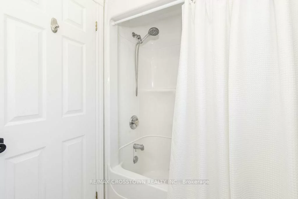 1, Bloxham, Innis-Shore, Barrie