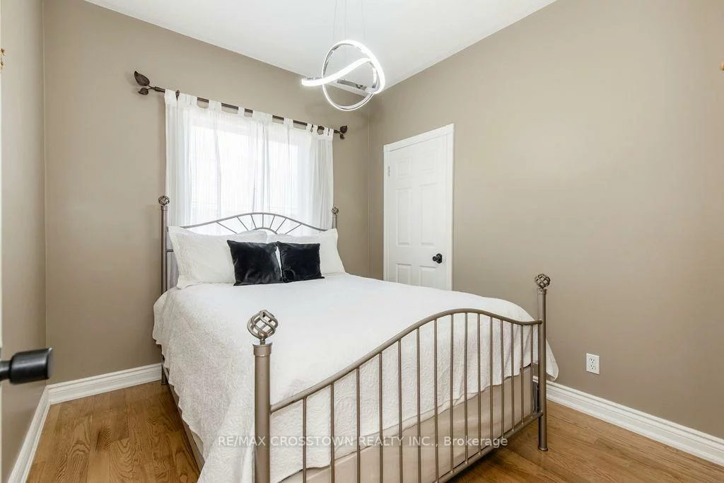 1, Bloxham, Innis-Shore, Barrie