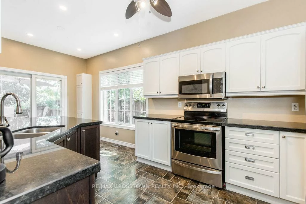 1, Bloxham, Innis-Shore, Barrie