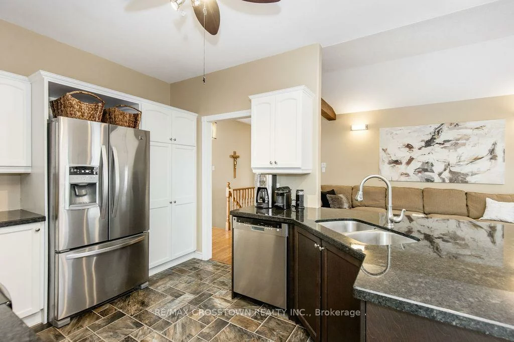 1, Bloxham, Innis-Shore, Barrie