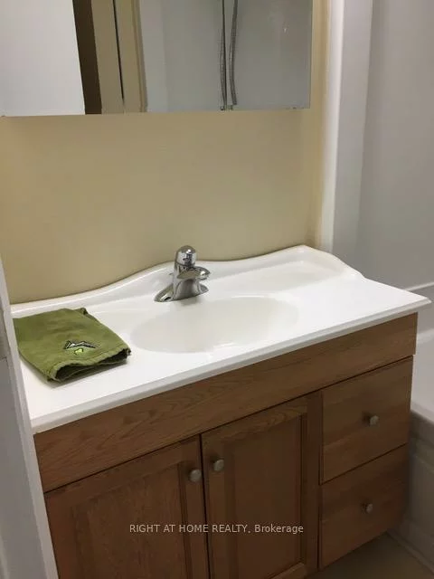 23, Carlton, Cundles East, Barrie