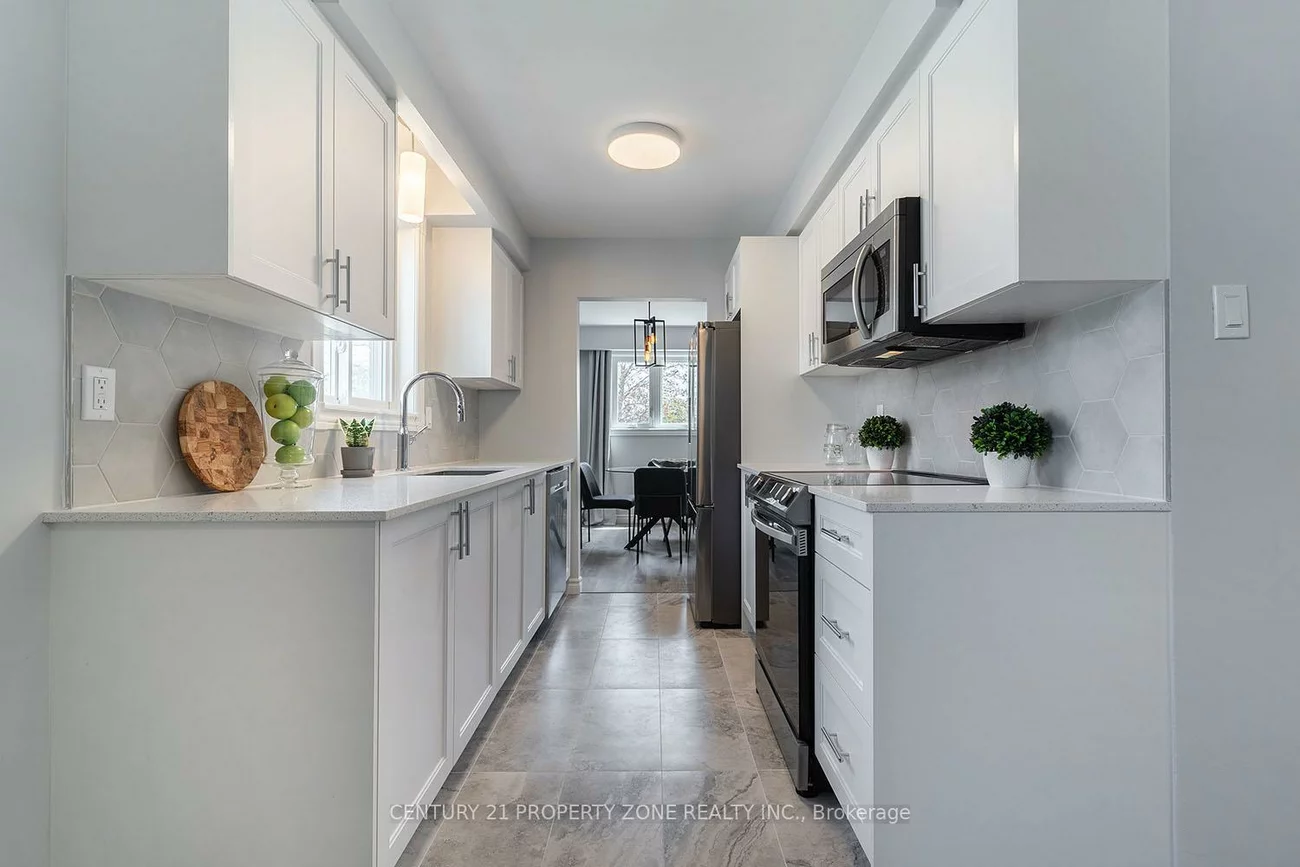 39, SYLVIA, Grove East, Barrie