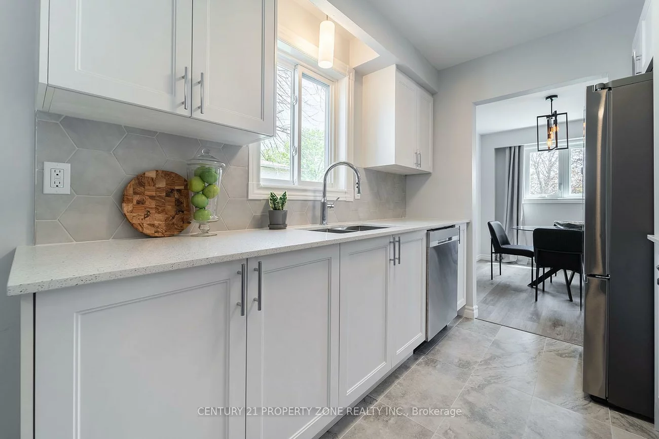 39, SYLVIA, Grove East, Barrie