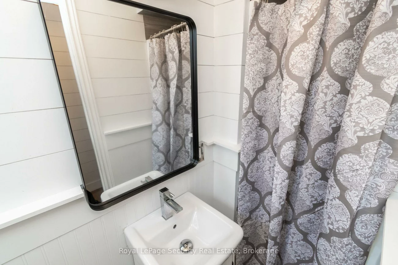 73, College, Grove East, Barrie