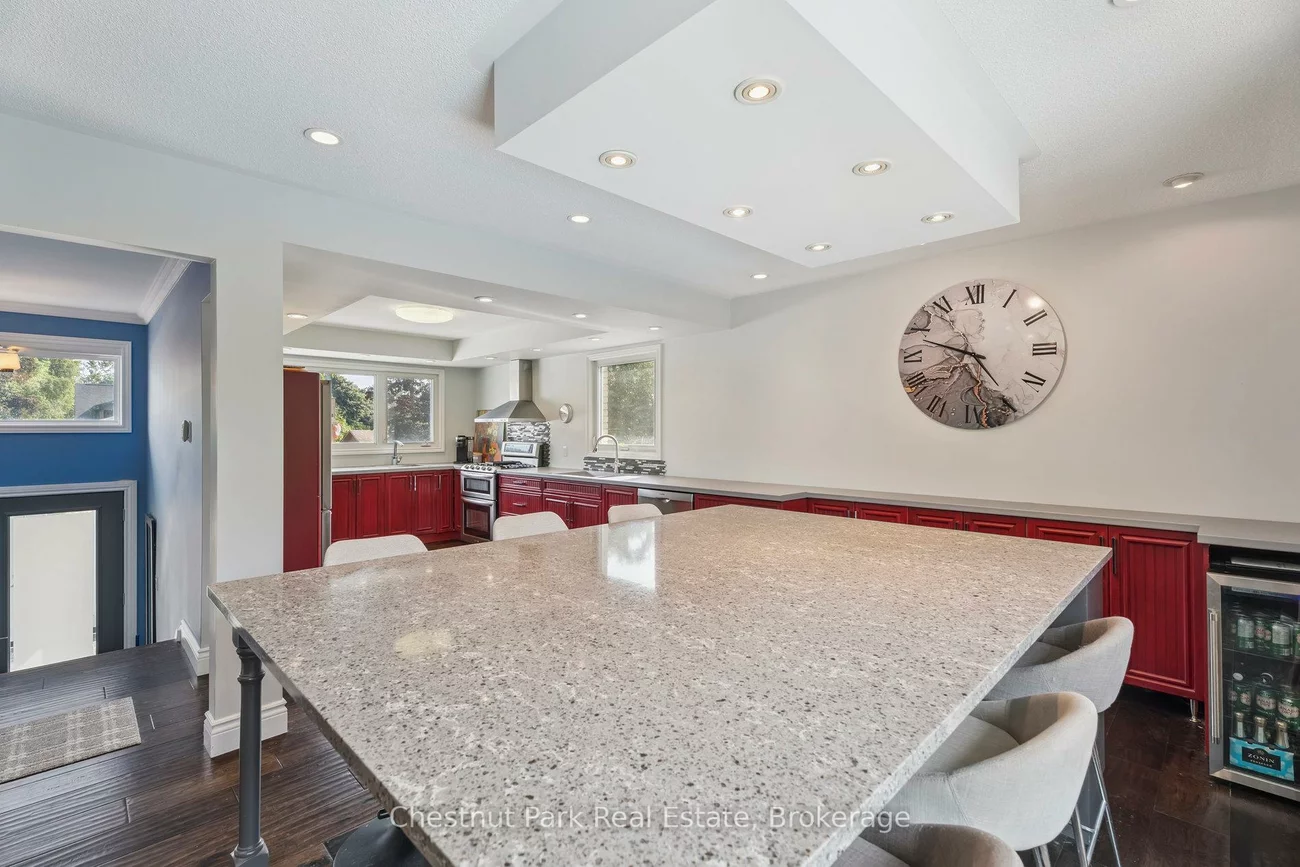 16, Davies, Grove East, Barrie