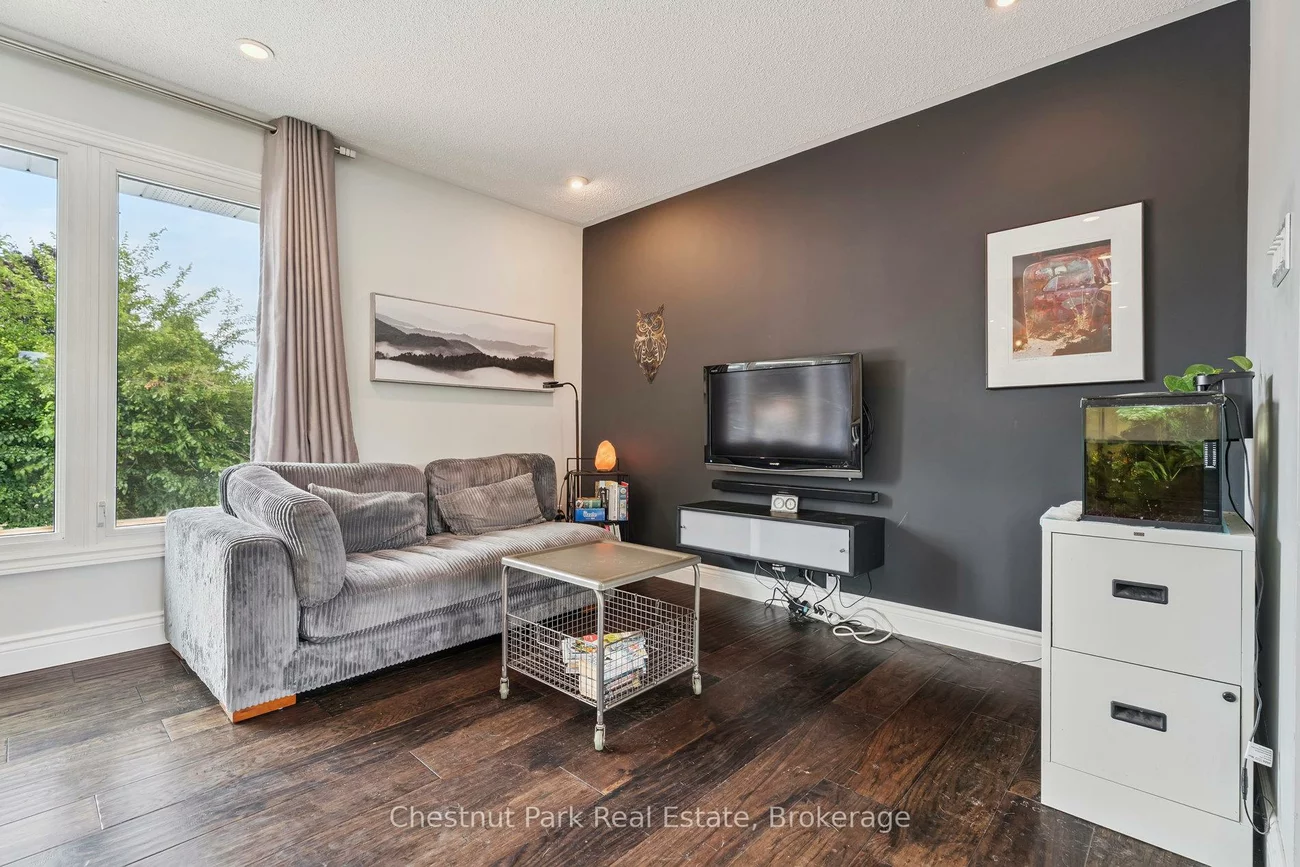 16, Davies, Grove East, Barrie