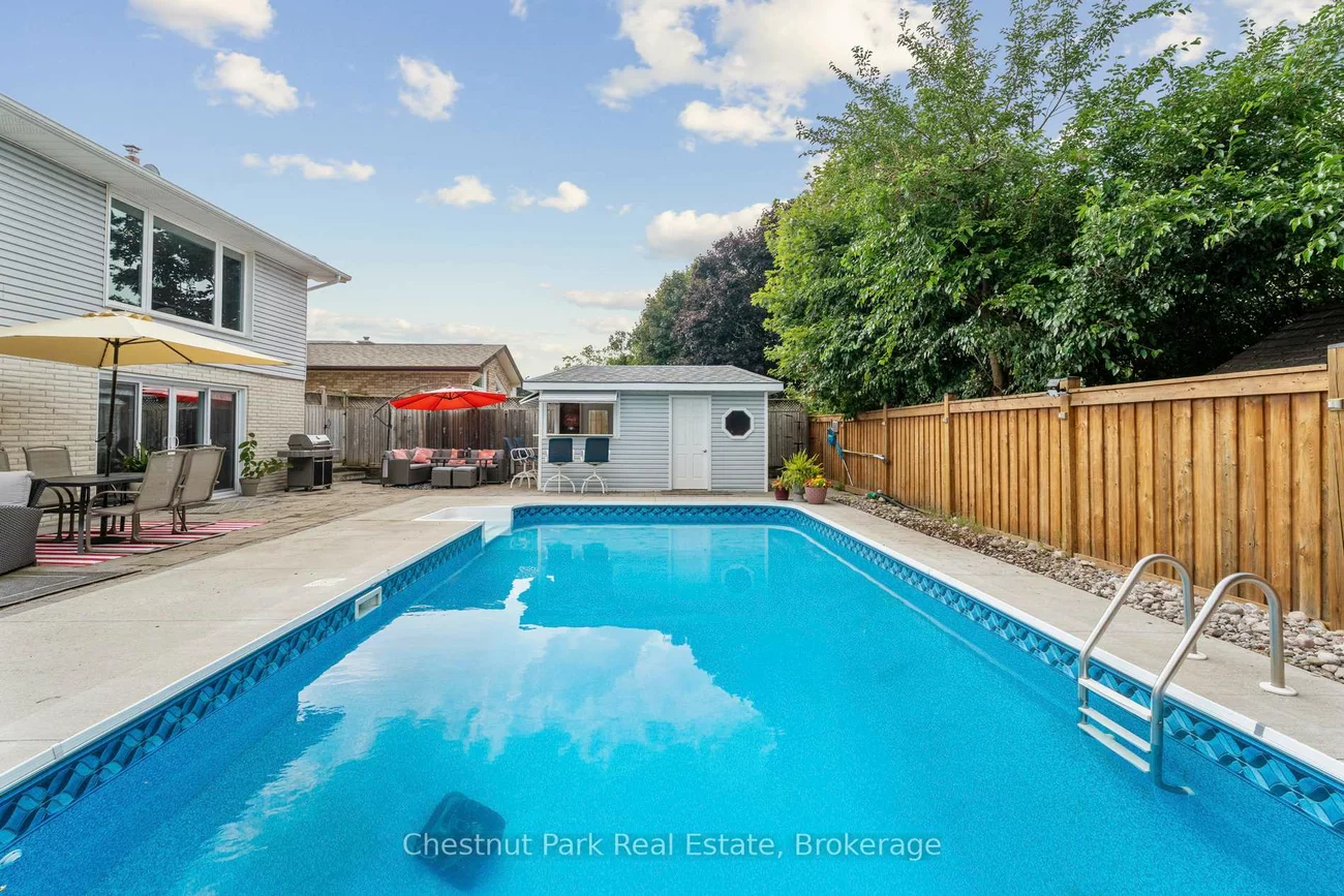 16, Davies, Grove East, Barrie