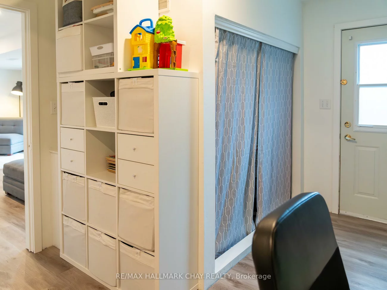 163, Columbia, Holly, Barrie