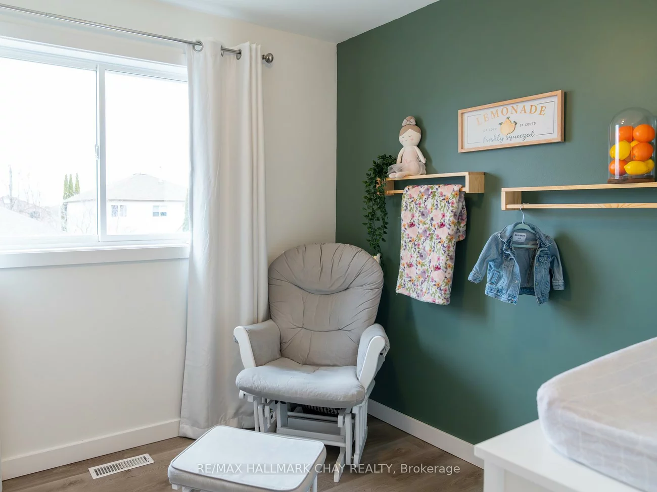 163, Columbia, Holly, Barrie