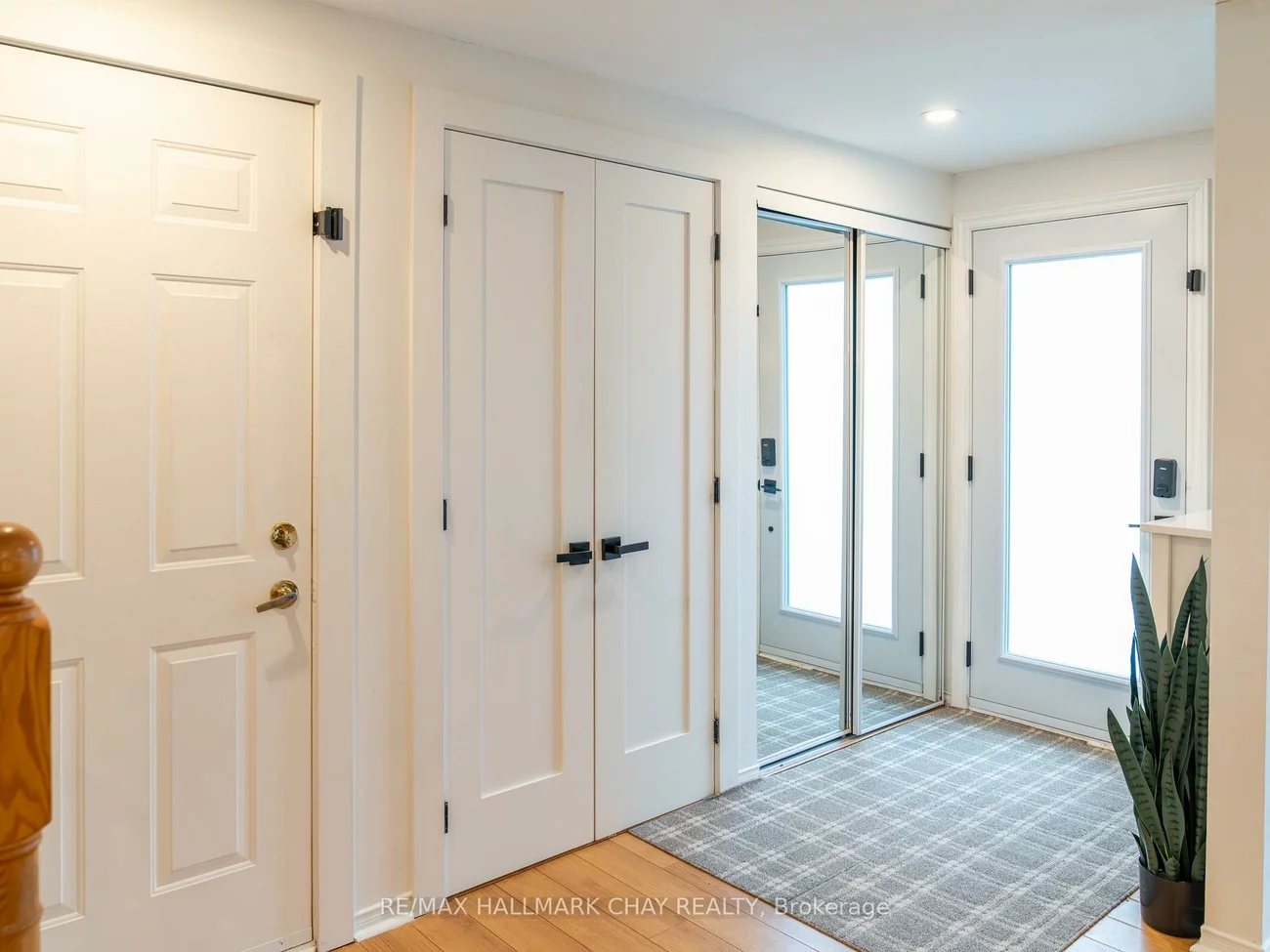 163, Columbia, Holly, Barrie