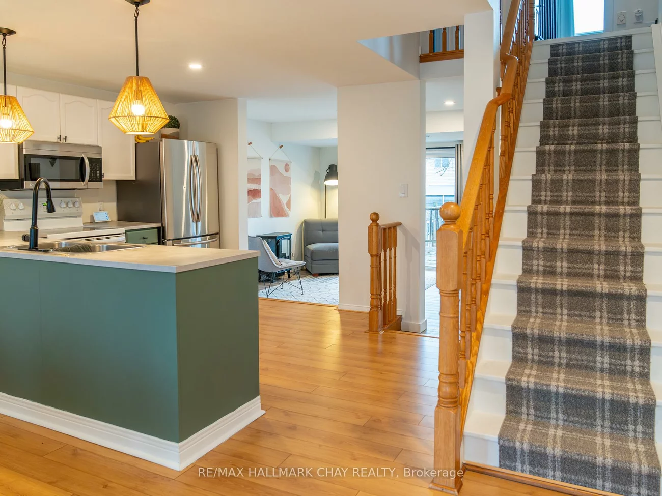 163, Columbia, Holly, Barrie