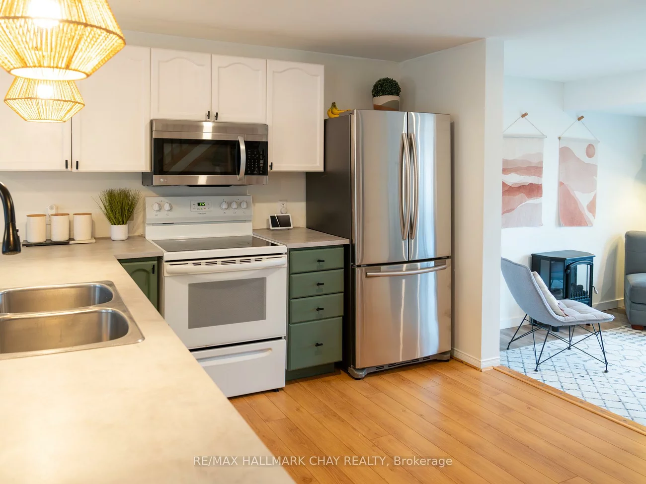 163, Columbia, Holly, Barrie