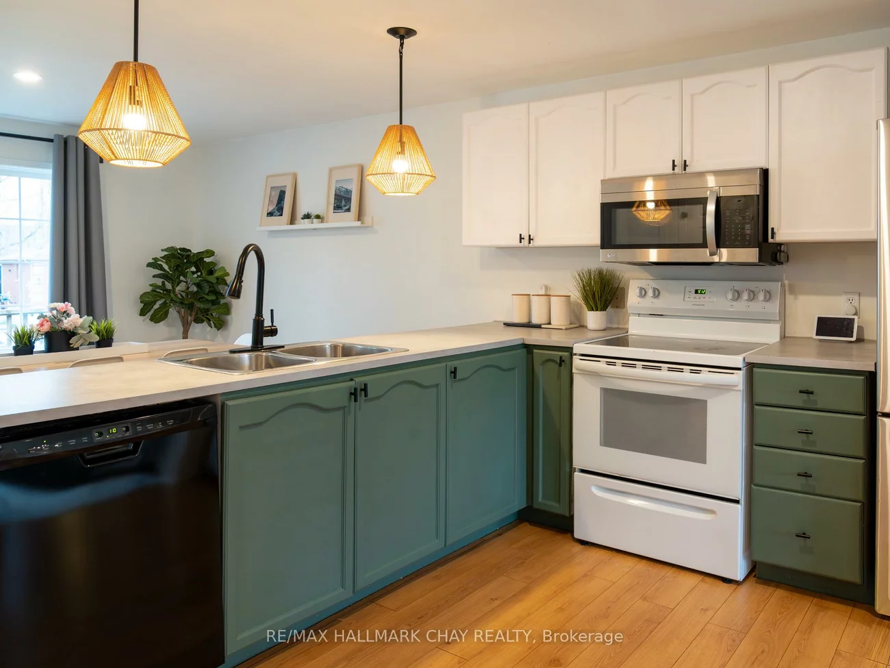 163, Columbia, Holly, Barrie