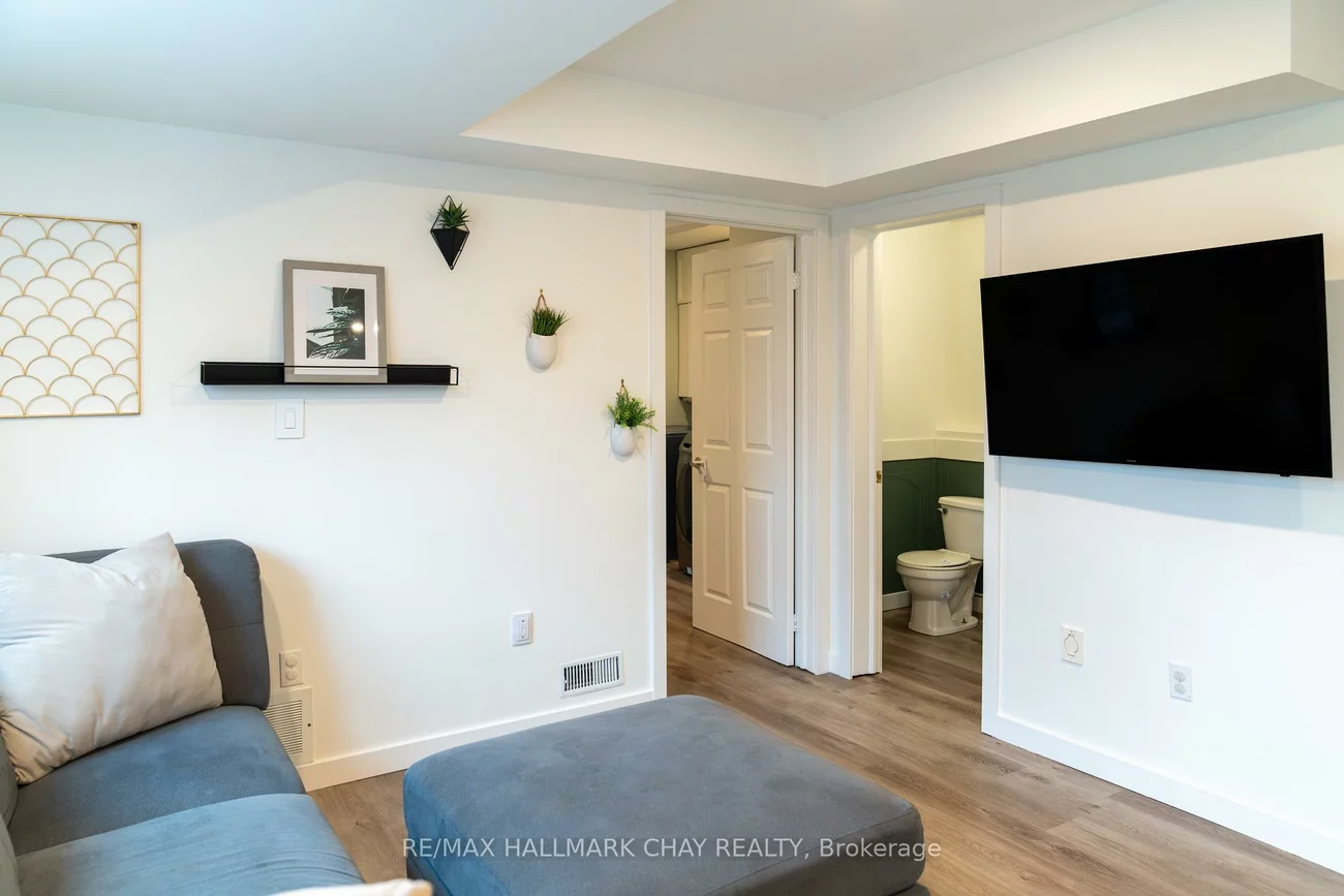 163, Columbia, Holly, Barrie