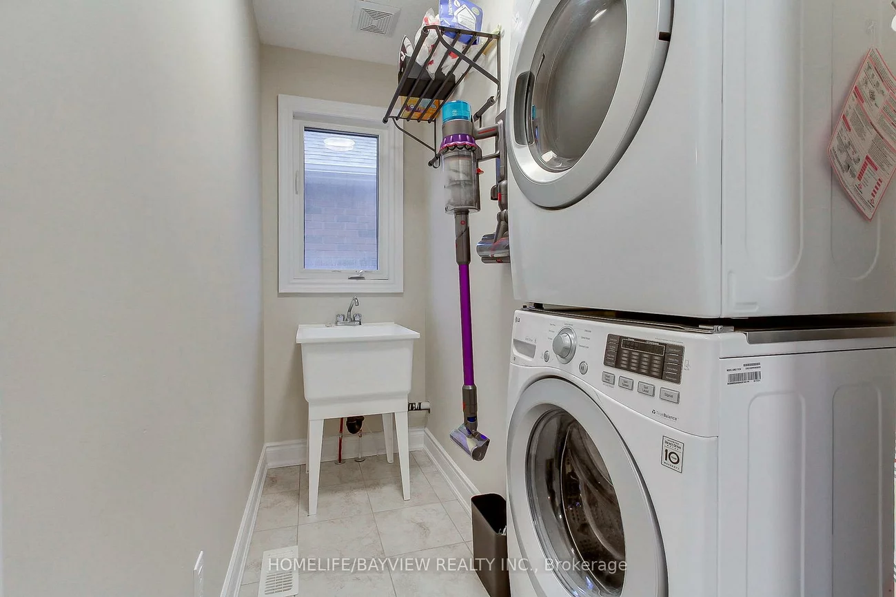 35, Booth, Painswick South, Barrie