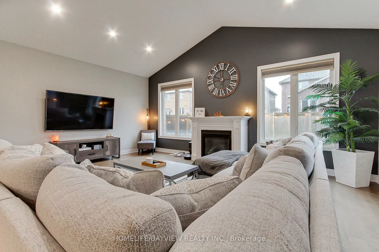 35, Booth, Painswick South, Barrie