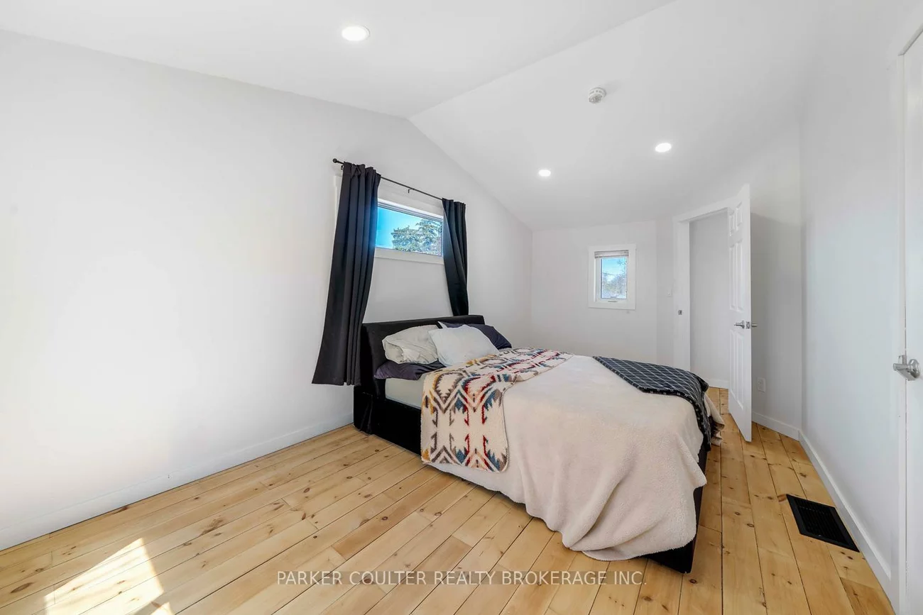 160, Duckworth, Codrington, Barrie