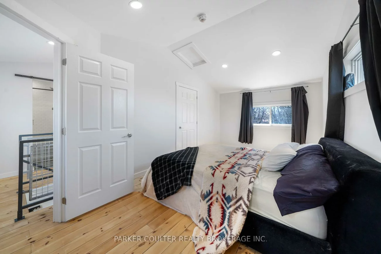 160, Duckworth, Codrington, Barrie
