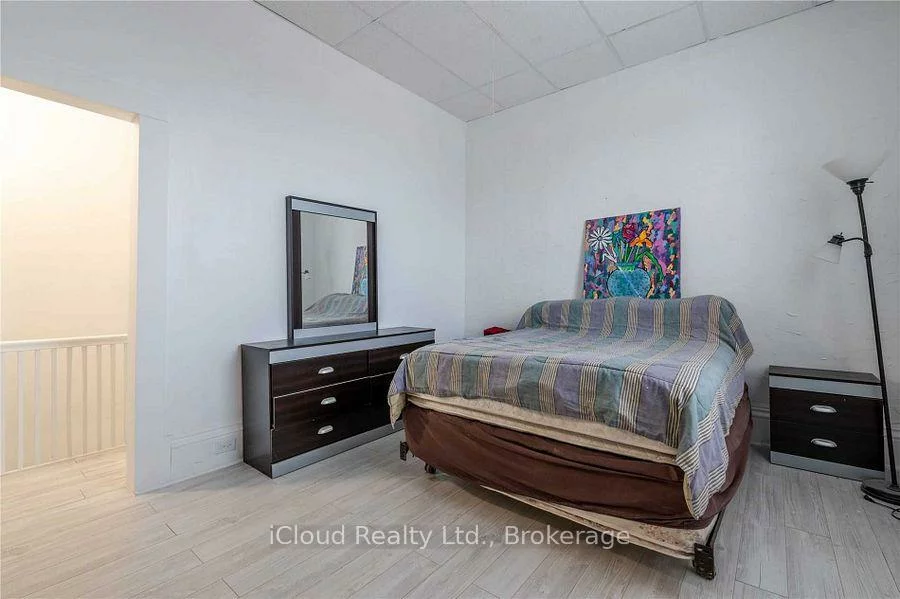 59, Mary, City Centre, Barrie