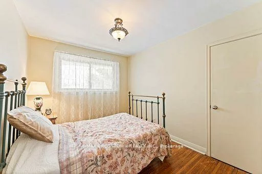 55, Davidson, Wellington, Barrie