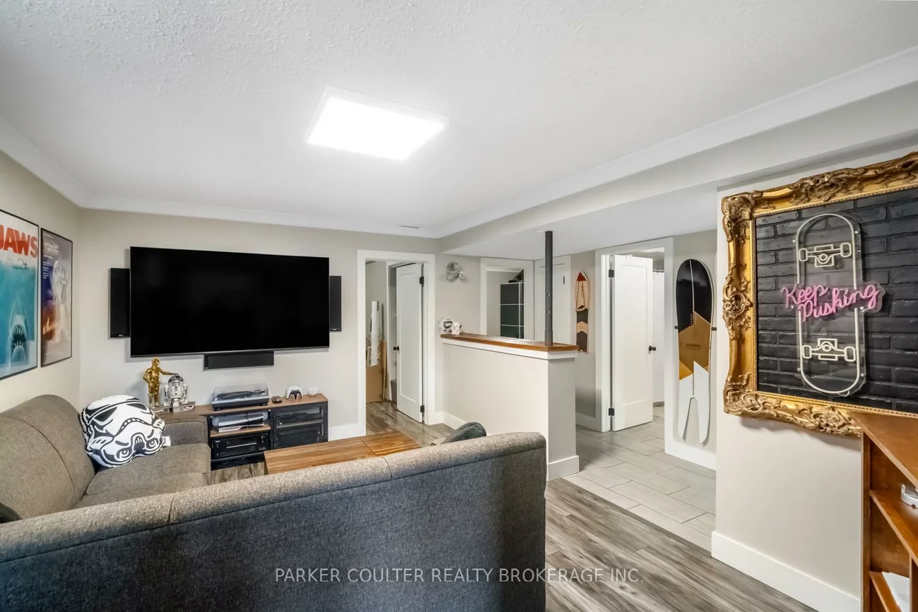 216, Mapleton, Holly, Barrie