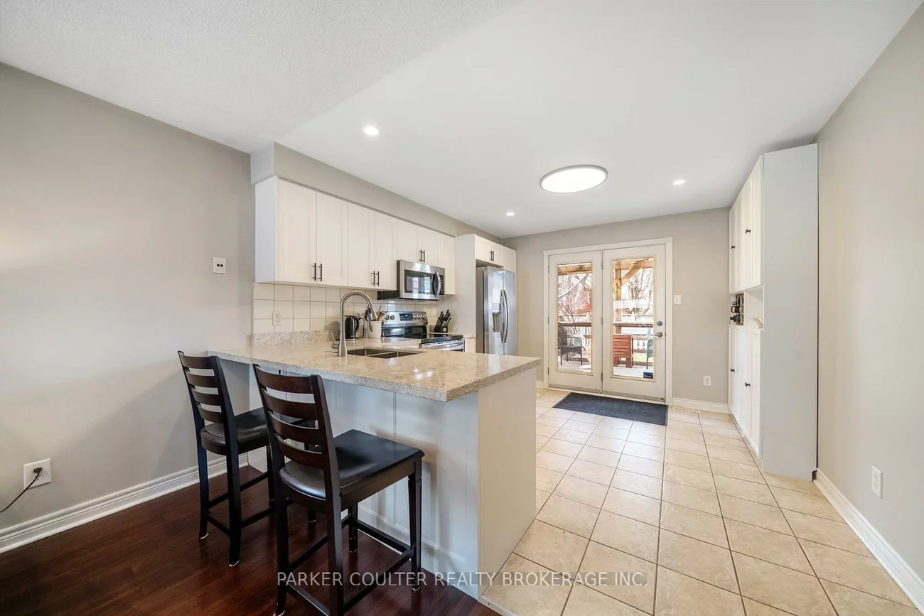 216, Mapleton, Holly, Barrie