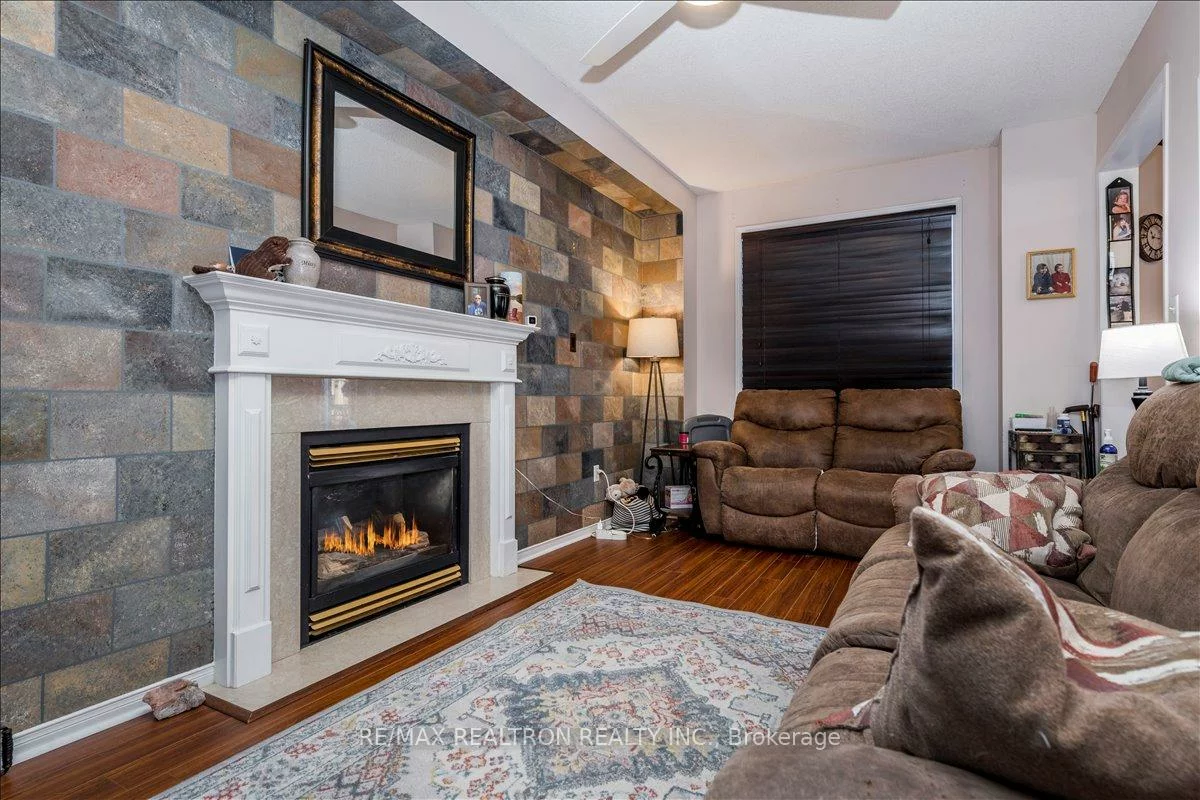 16, Bear Creek, Holly, Barrie