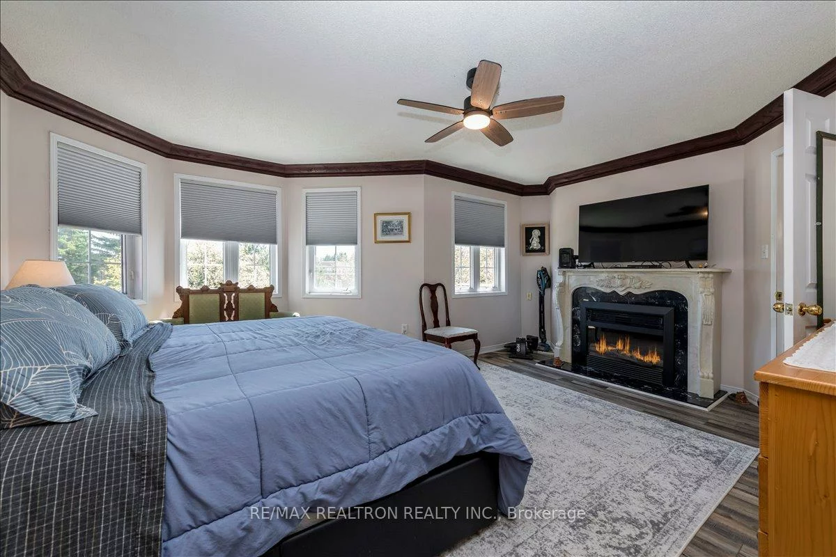 16, Bear Creek, Holly, Barrie