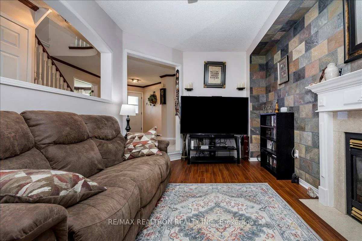 16, Bear Creek, Holly, Barrie