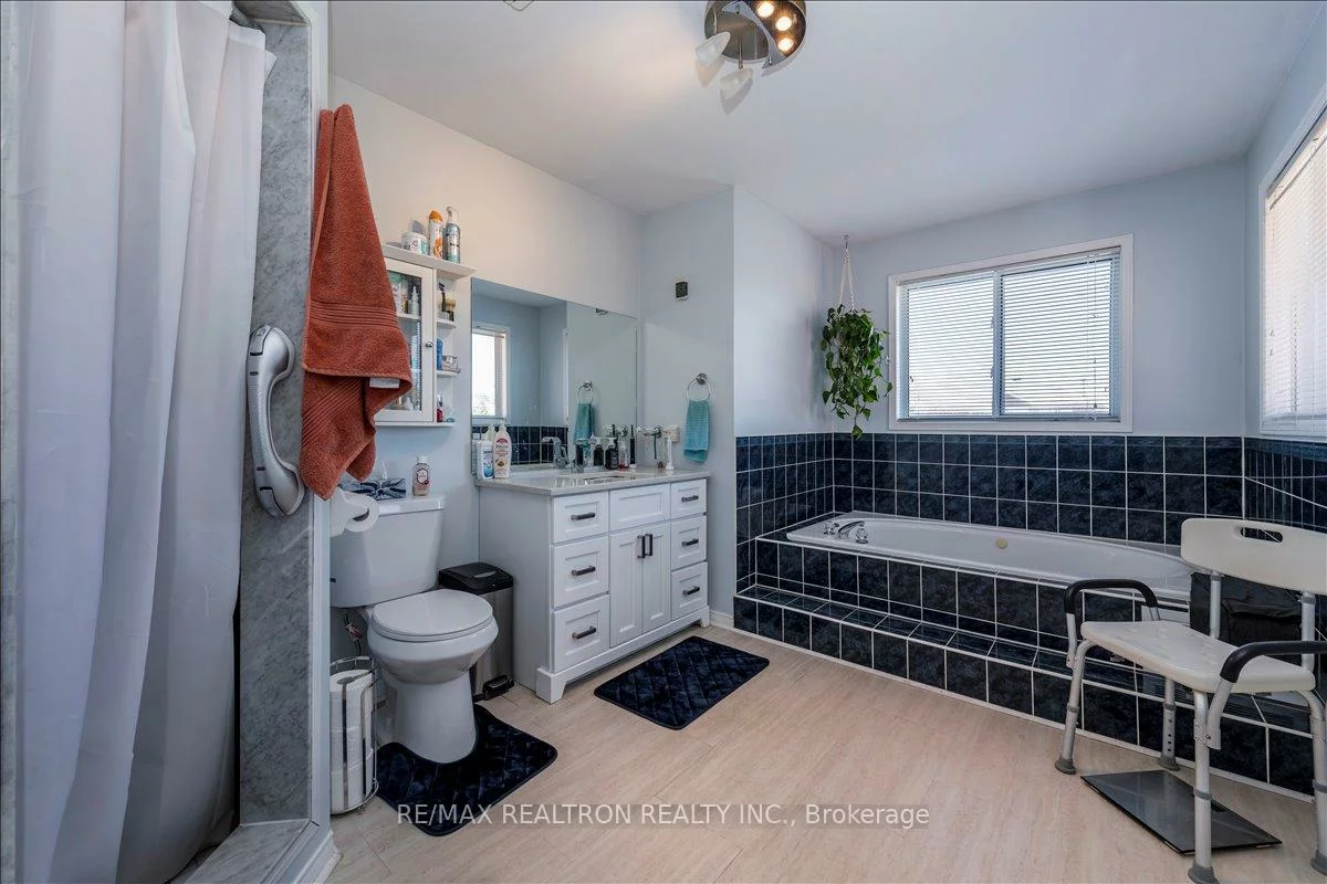 16, Bear Creek, Holly, Barrie