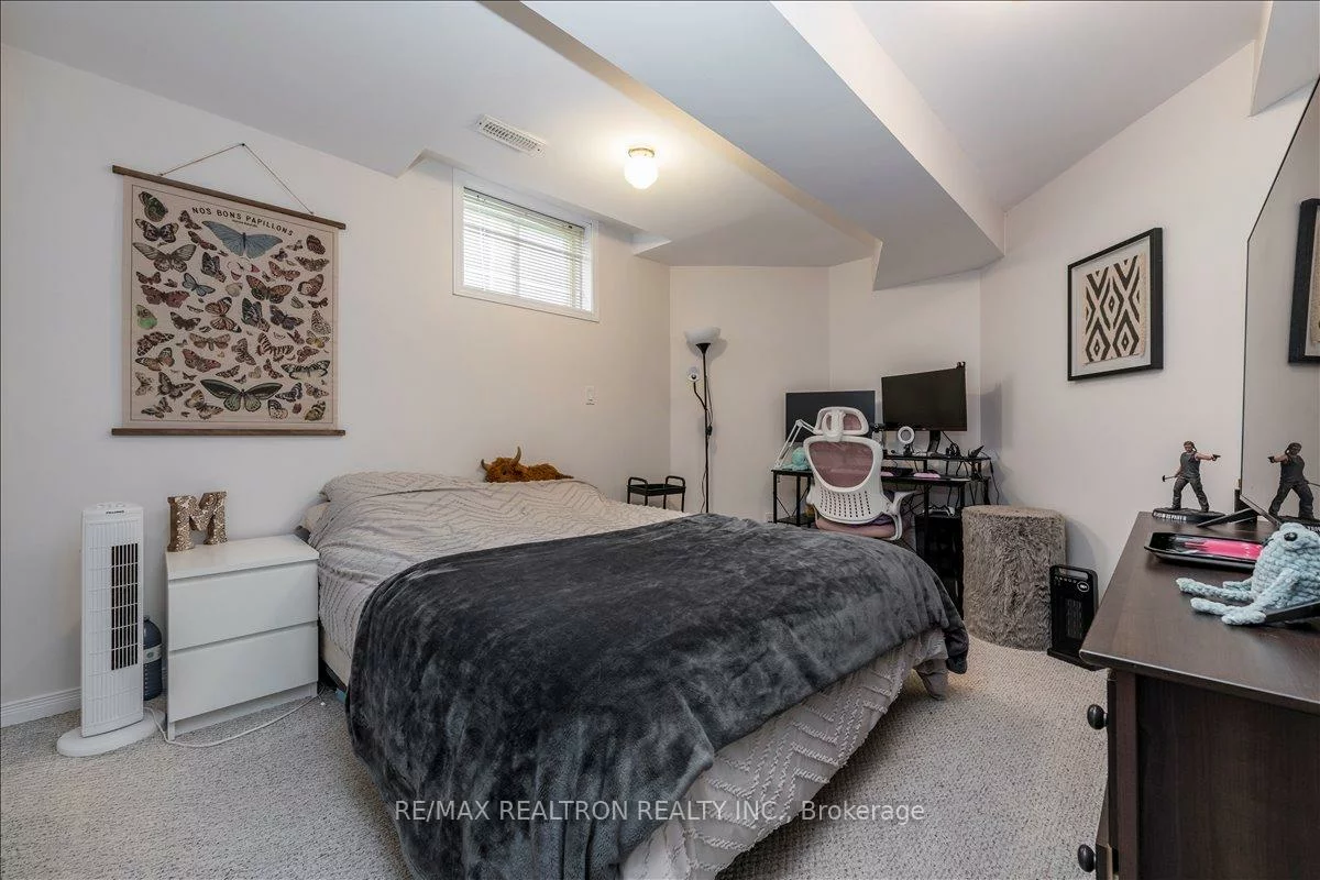 16, Bear Creek, Holly, Barrie