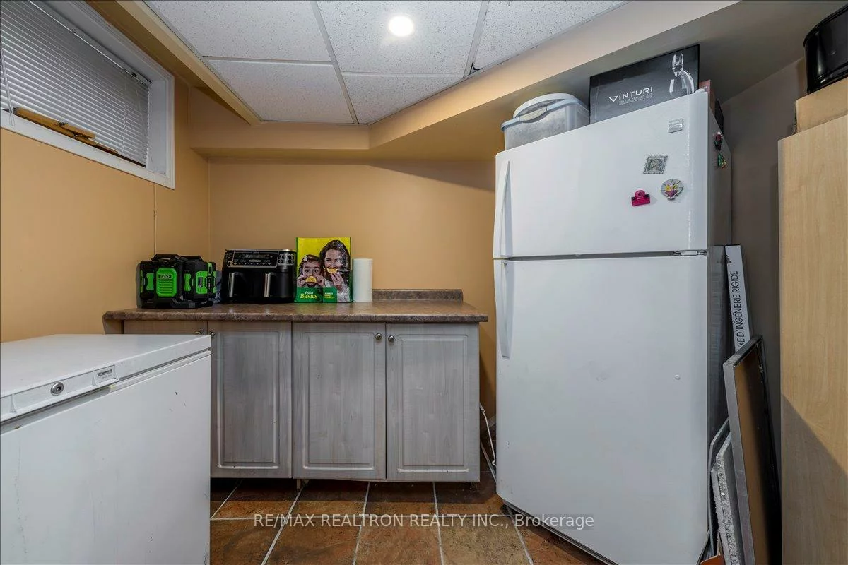 16, Bear Creek, Holly, Barrie