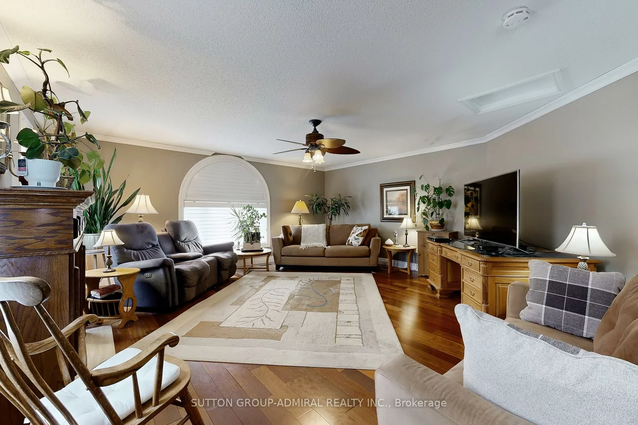 32, Stephanie, Painswick South, Barrie