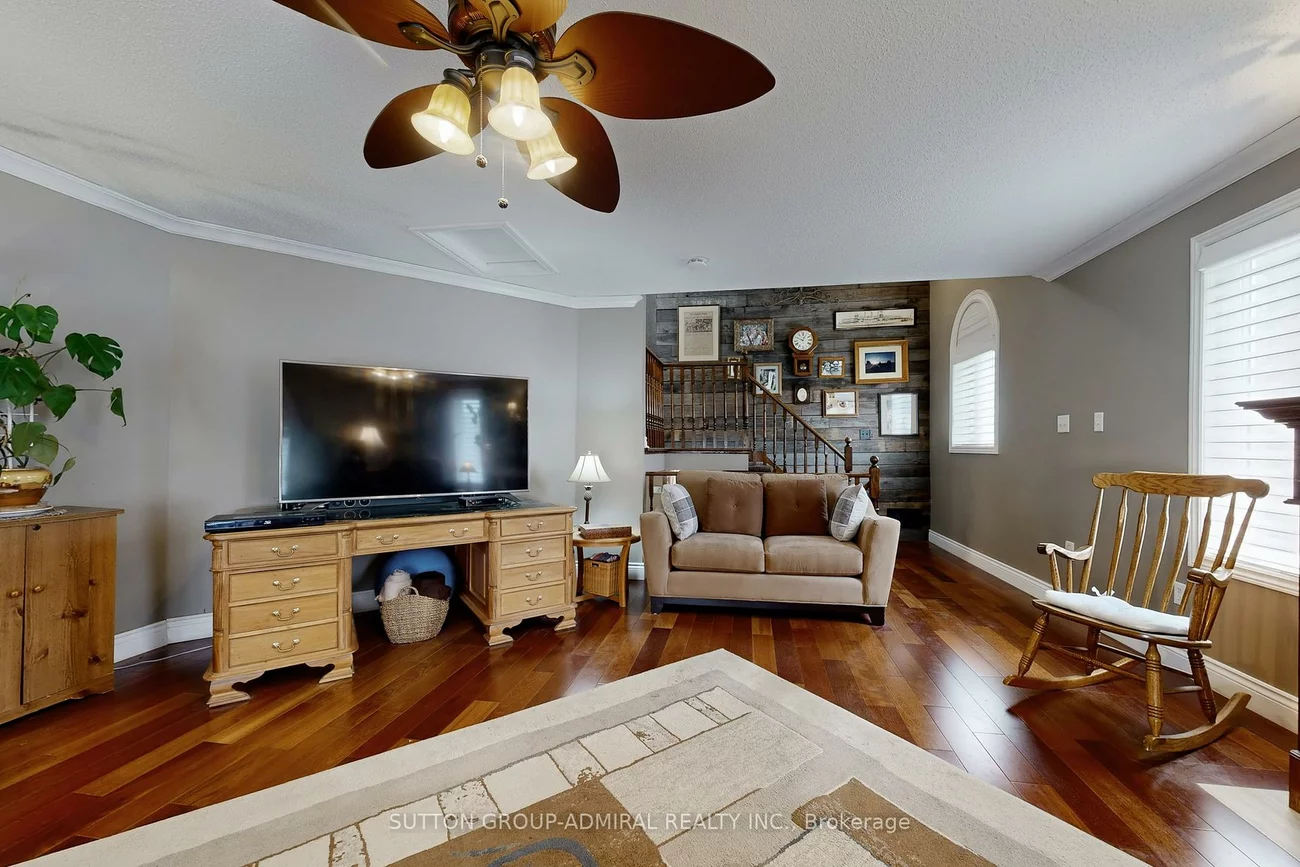 32, Stephanie, Painswick South, Barrie