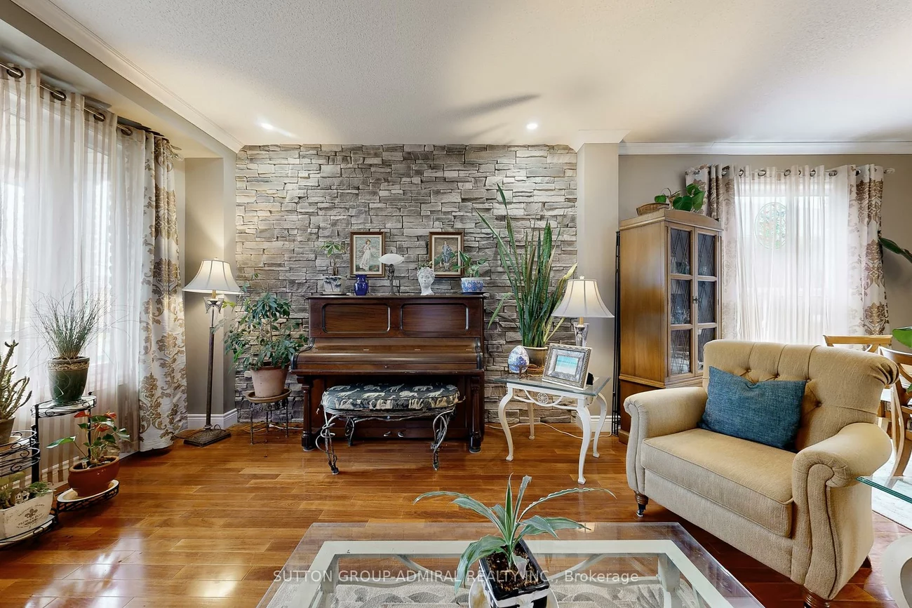 32, Stephanie, Painswick South, Barrie