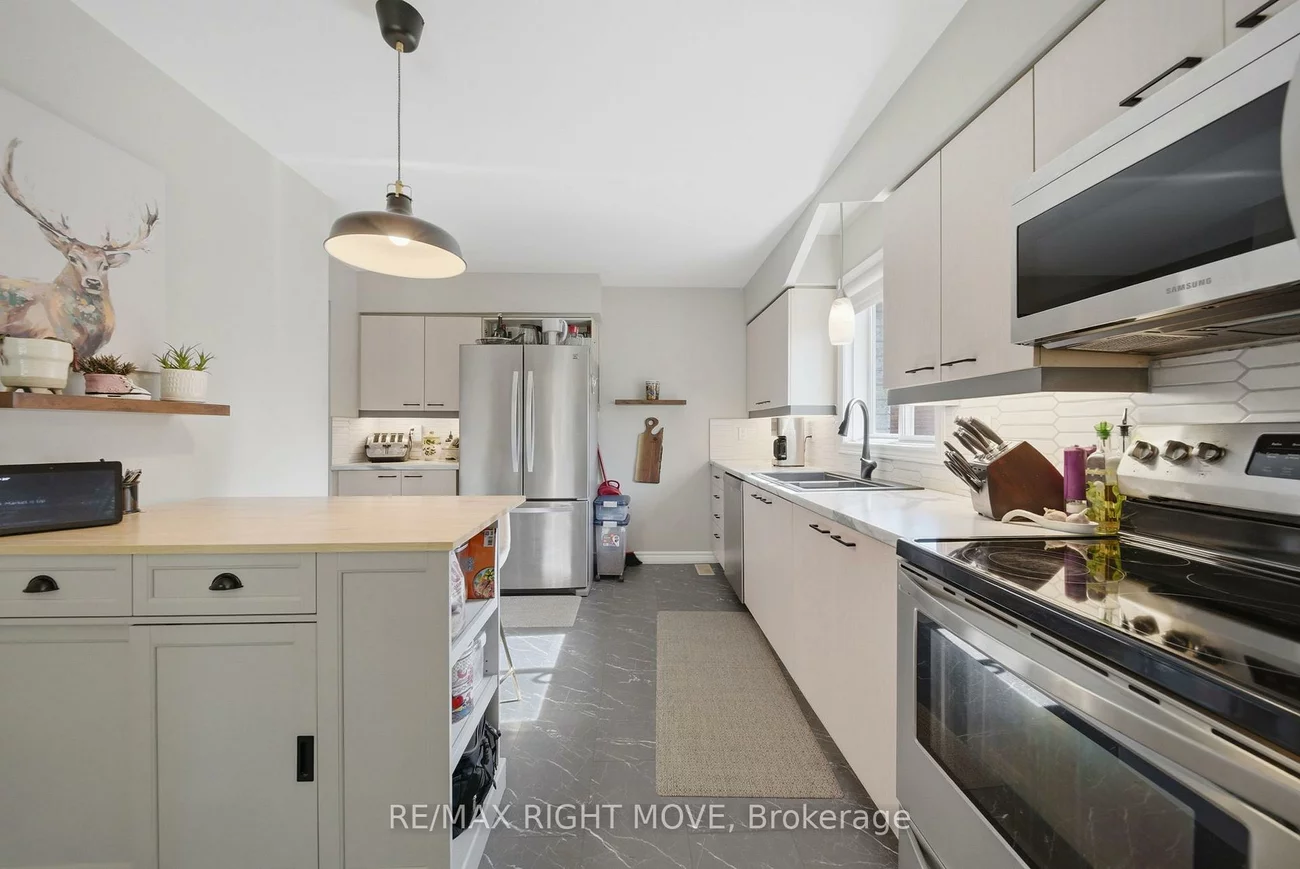 300, Cundles, Northwest, Barrie
