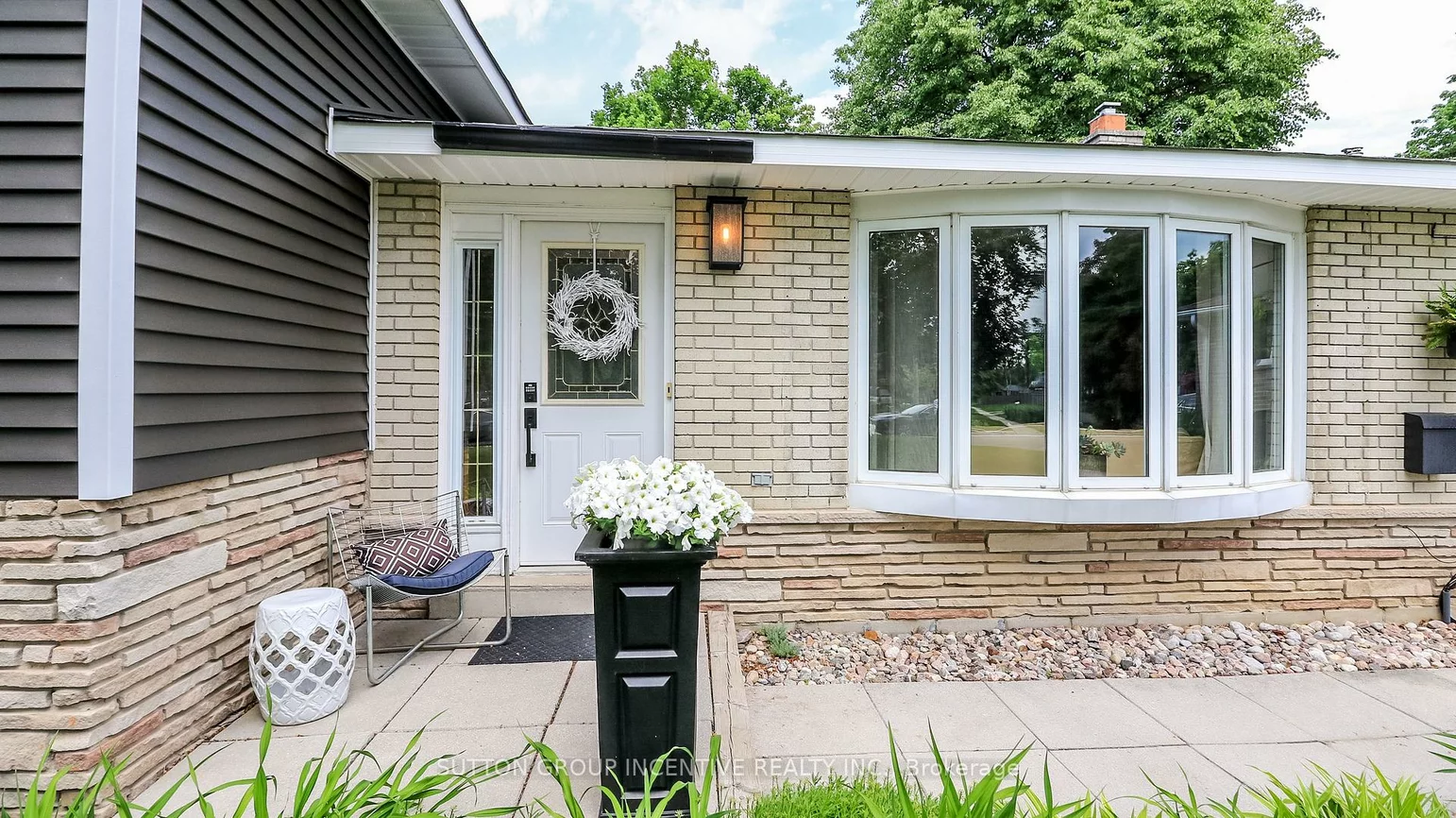 18, Jill's, Grove East, Barrie