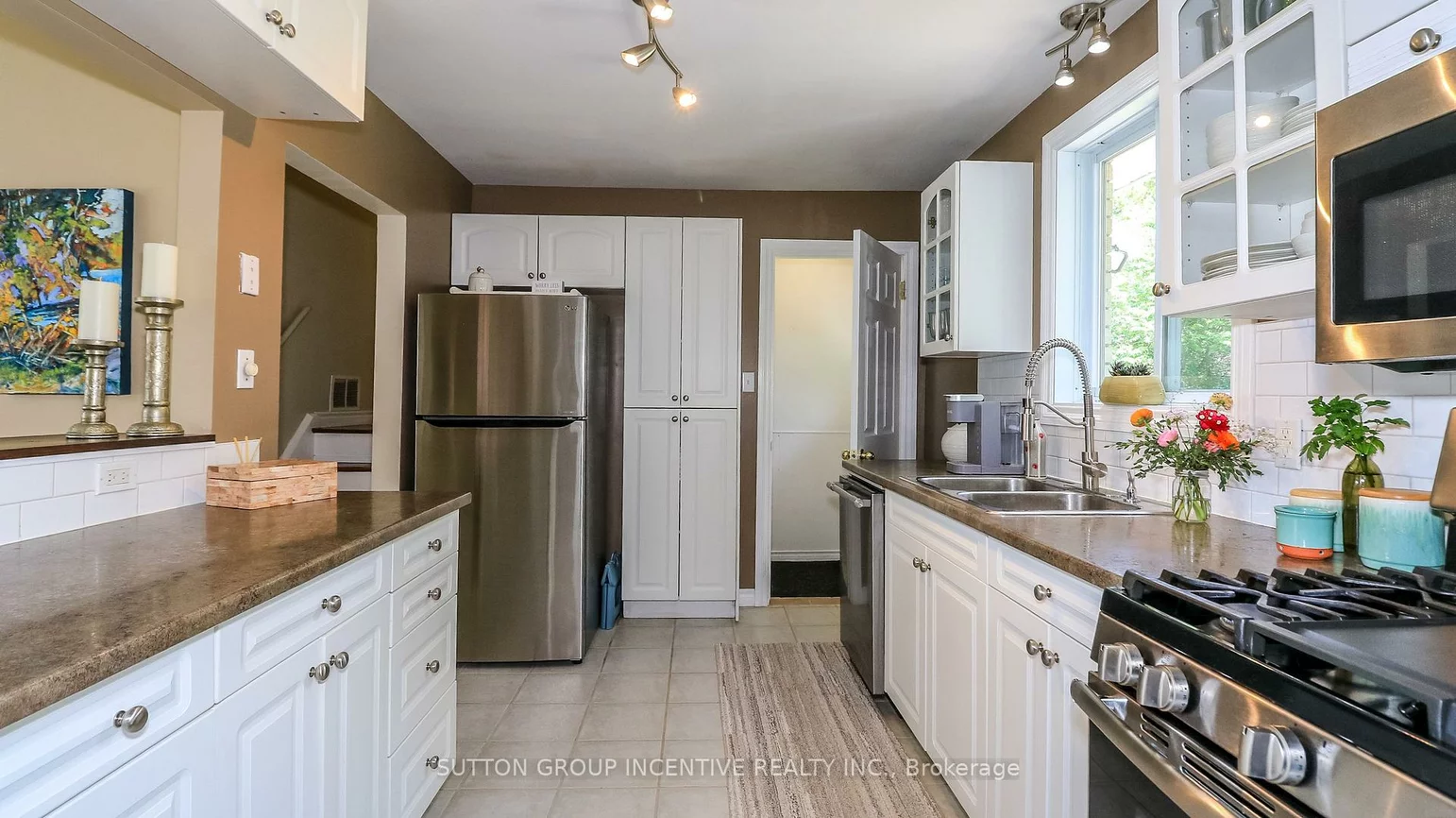 18, Jill's, Grove East, Barrie