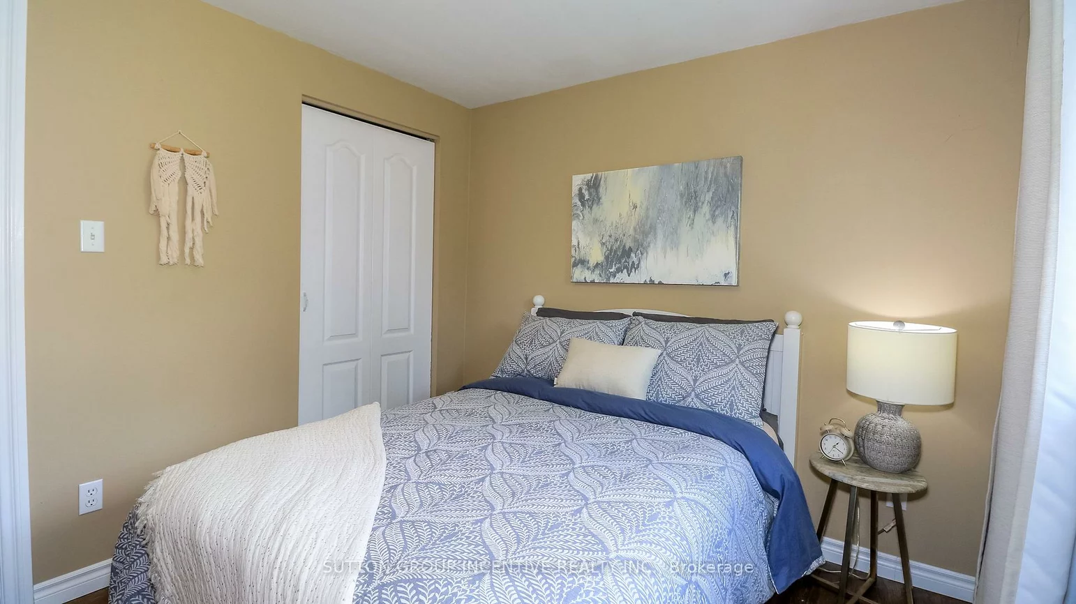 18, Jill's, Grove East, Barrie