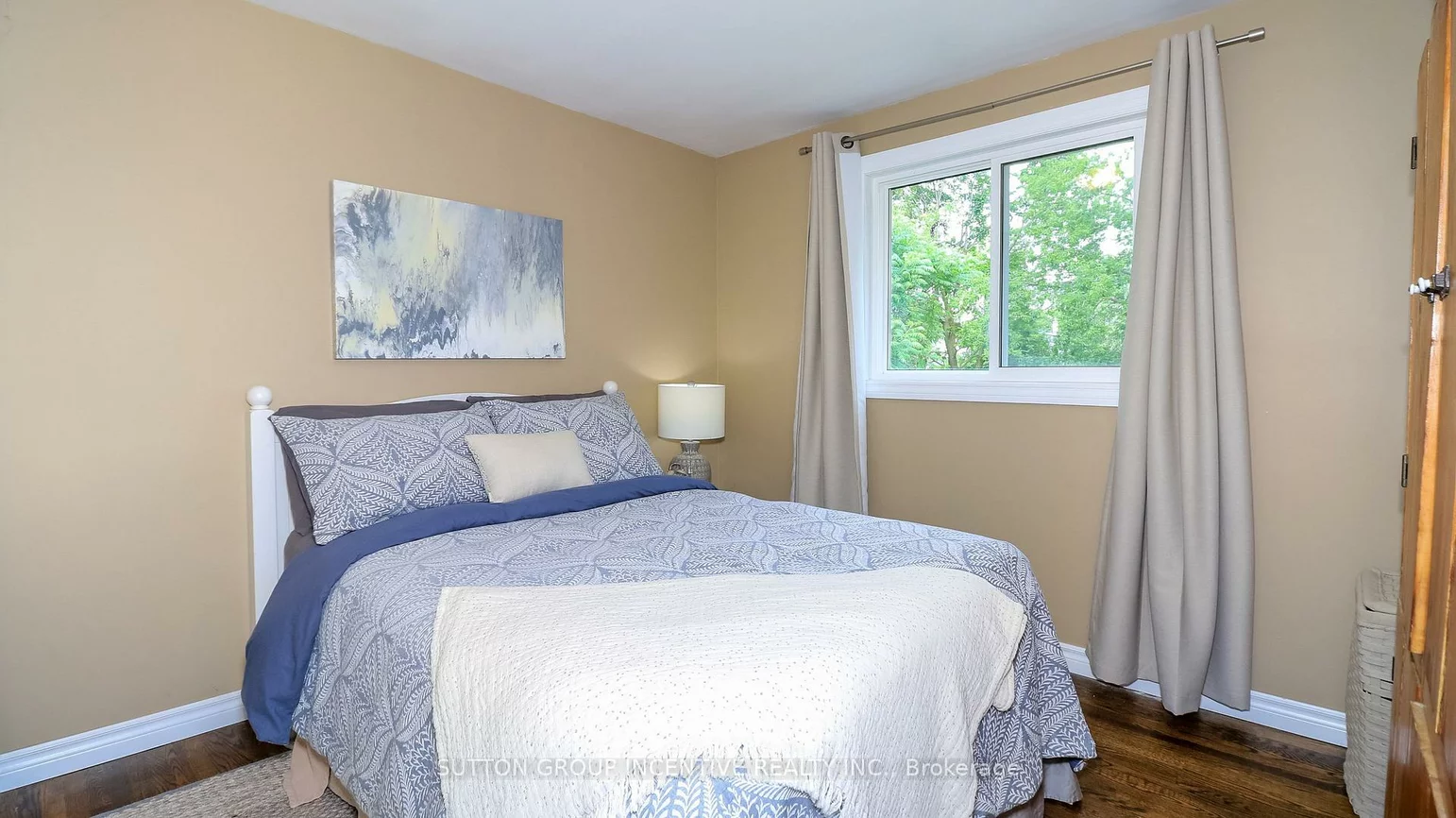 18, Jill's, Grove East, Barrie