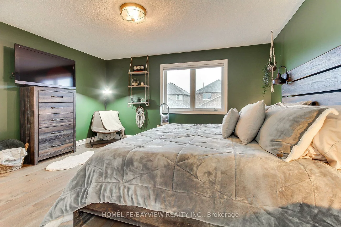 35, Booth, Painswick South, Barrie