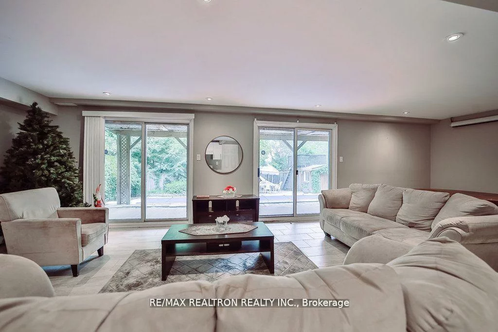 18, Debra, Allandale Heights, Barrie
