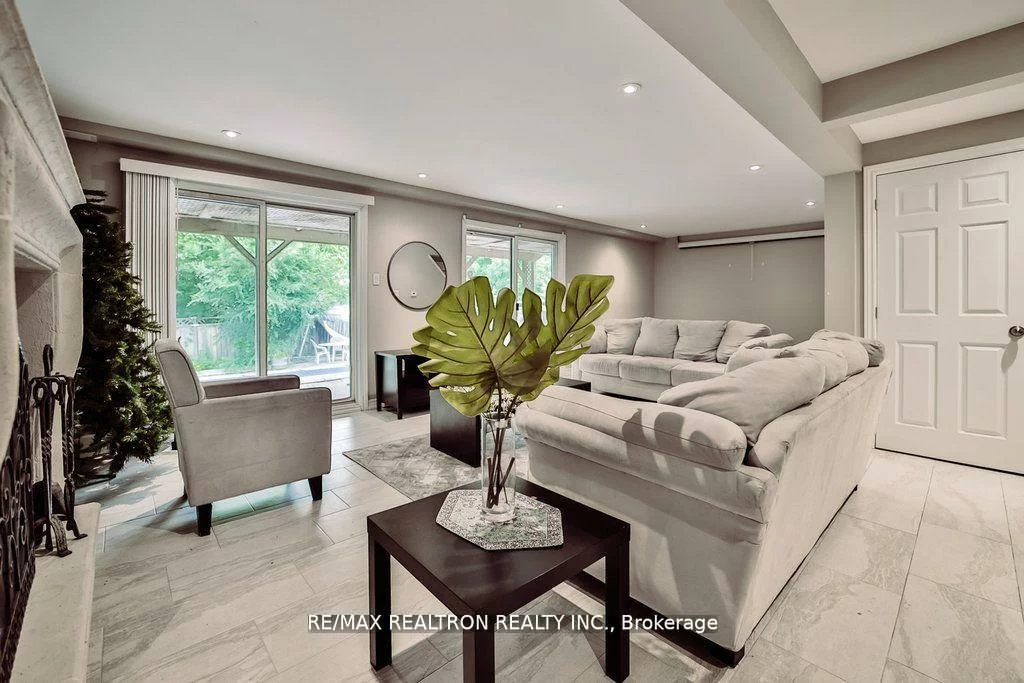 18, Debra, Allandale Heights, Barrie