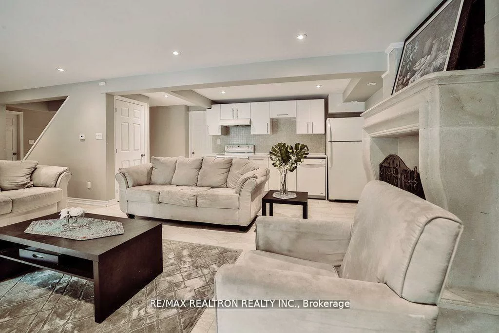 18, Debra, Allandale Heights, Barrie