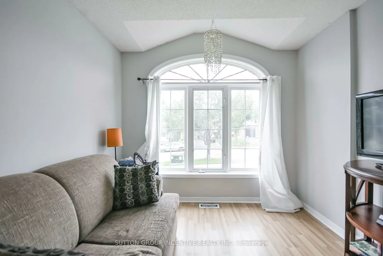 22, Peregrine, Little Lake, Barrie