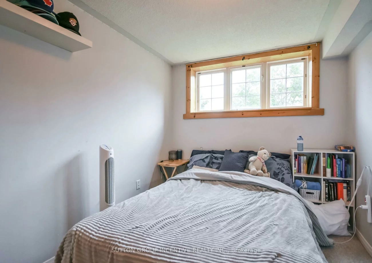 22, Peregrine, Little Lake, Barrie