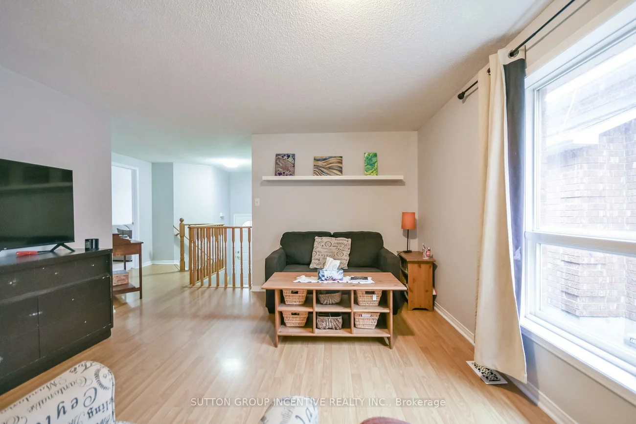 22, Peregrine, Little Lake, Barrie