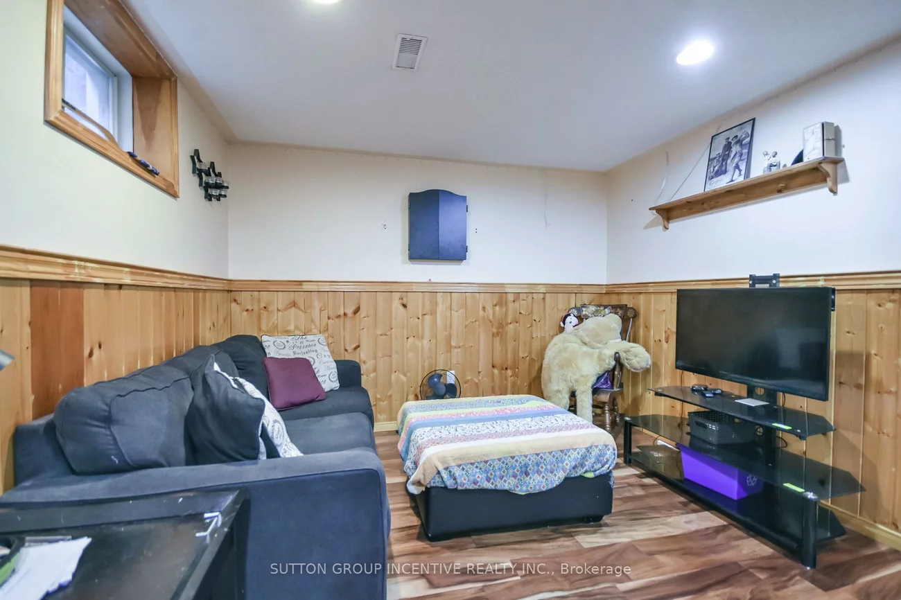 22, Peregrine, Little Lake, Barrie