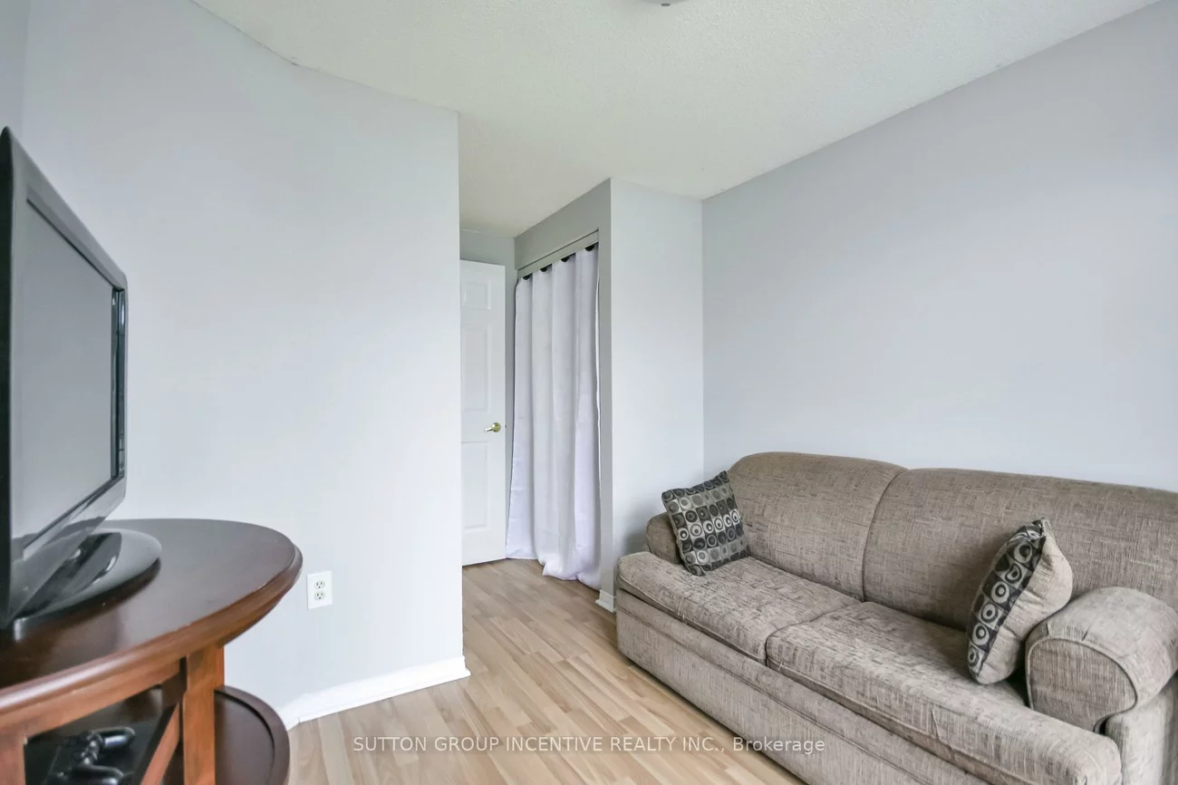 22, Peregrine, Little Lake, Barrie