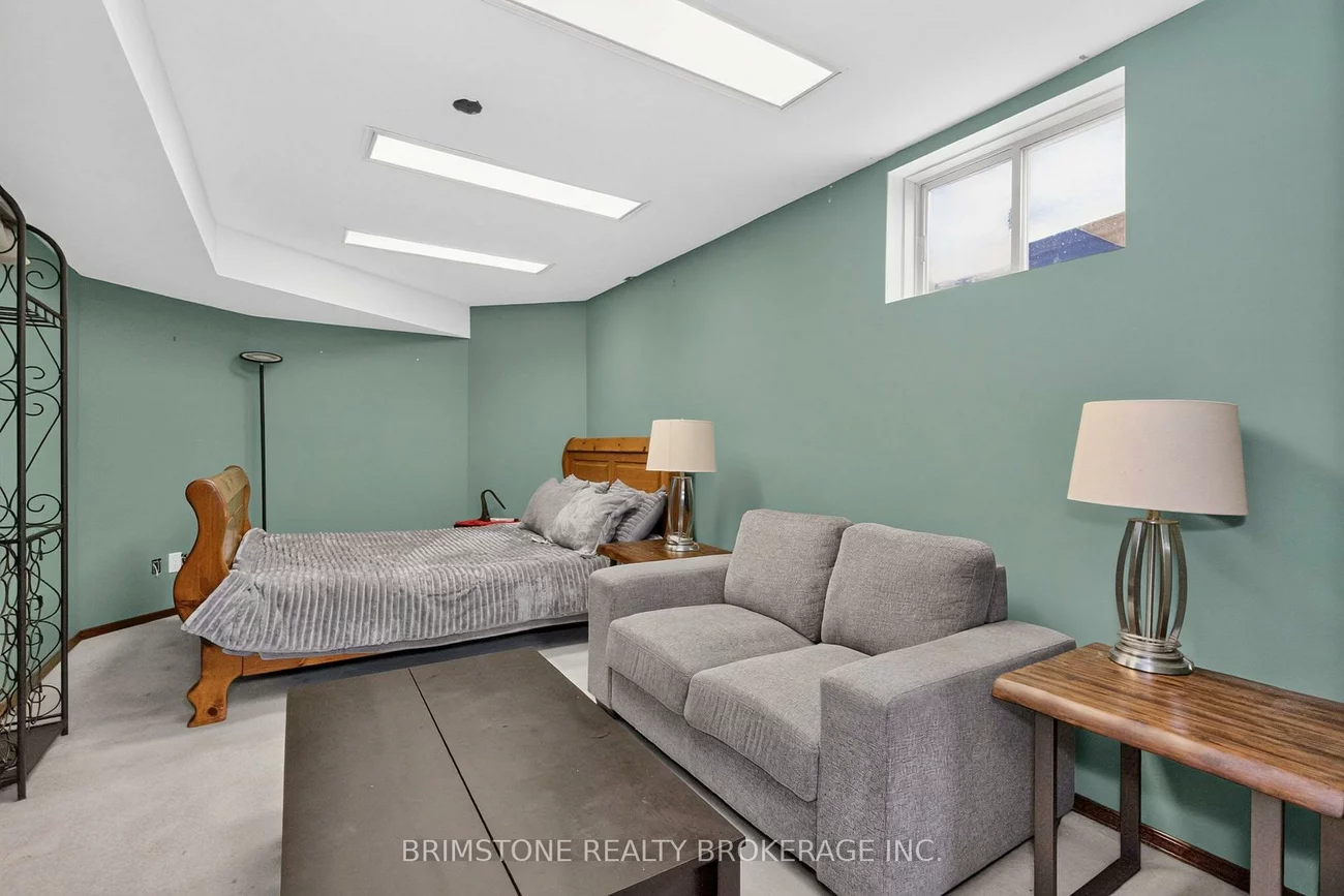 28, Selkirk, Holly, Barrie